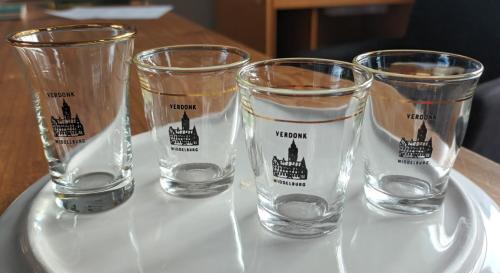 4 Historische glaasjes van drankenhandel Verdonk Middelburg
