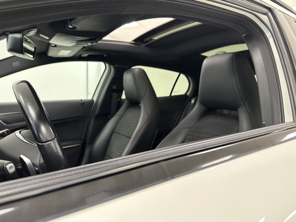 Mercedes-Benz Gla-klasse 200 amg premium | trekhaak | panoramadak | camera 