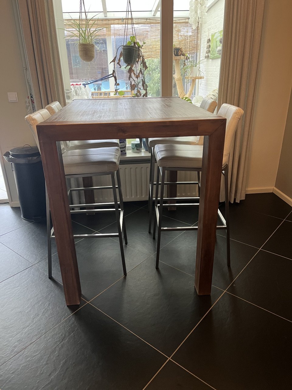 Eettafel en stoelen