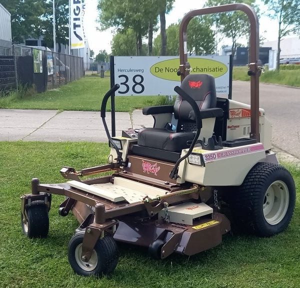 Grasshopper 325d-52 zij lossend/mulch