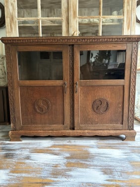 Oude kast met 2 deuren
