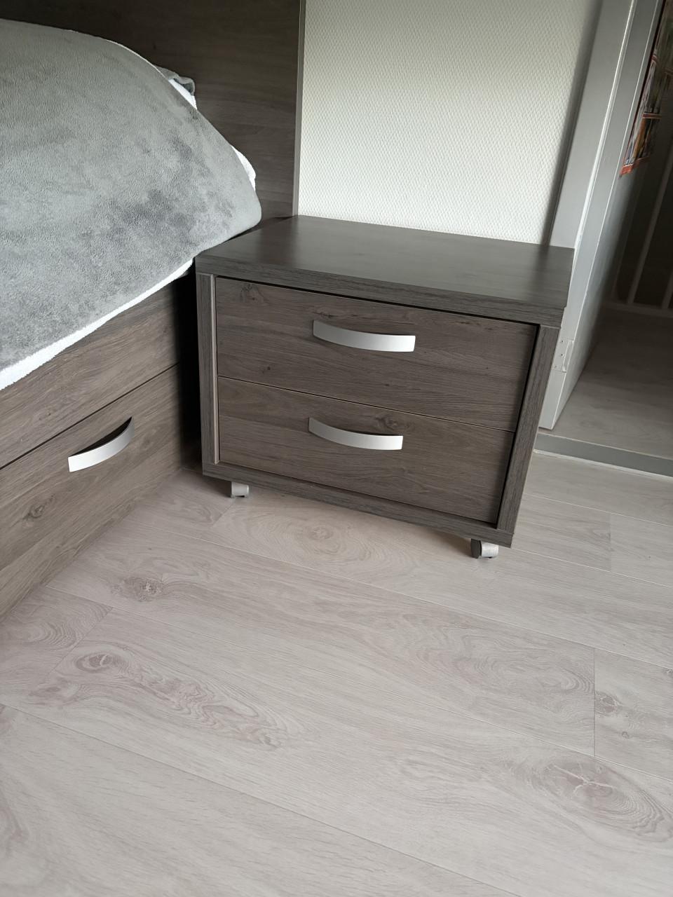 1 persoonsbed + nachtkastje