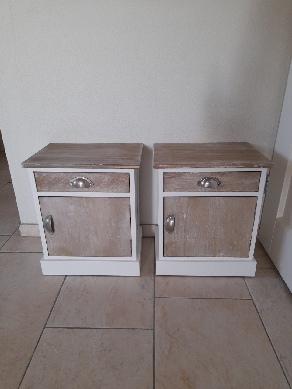 2 nachtkastjes 38 x 28 x 45H (in goede nette staat )