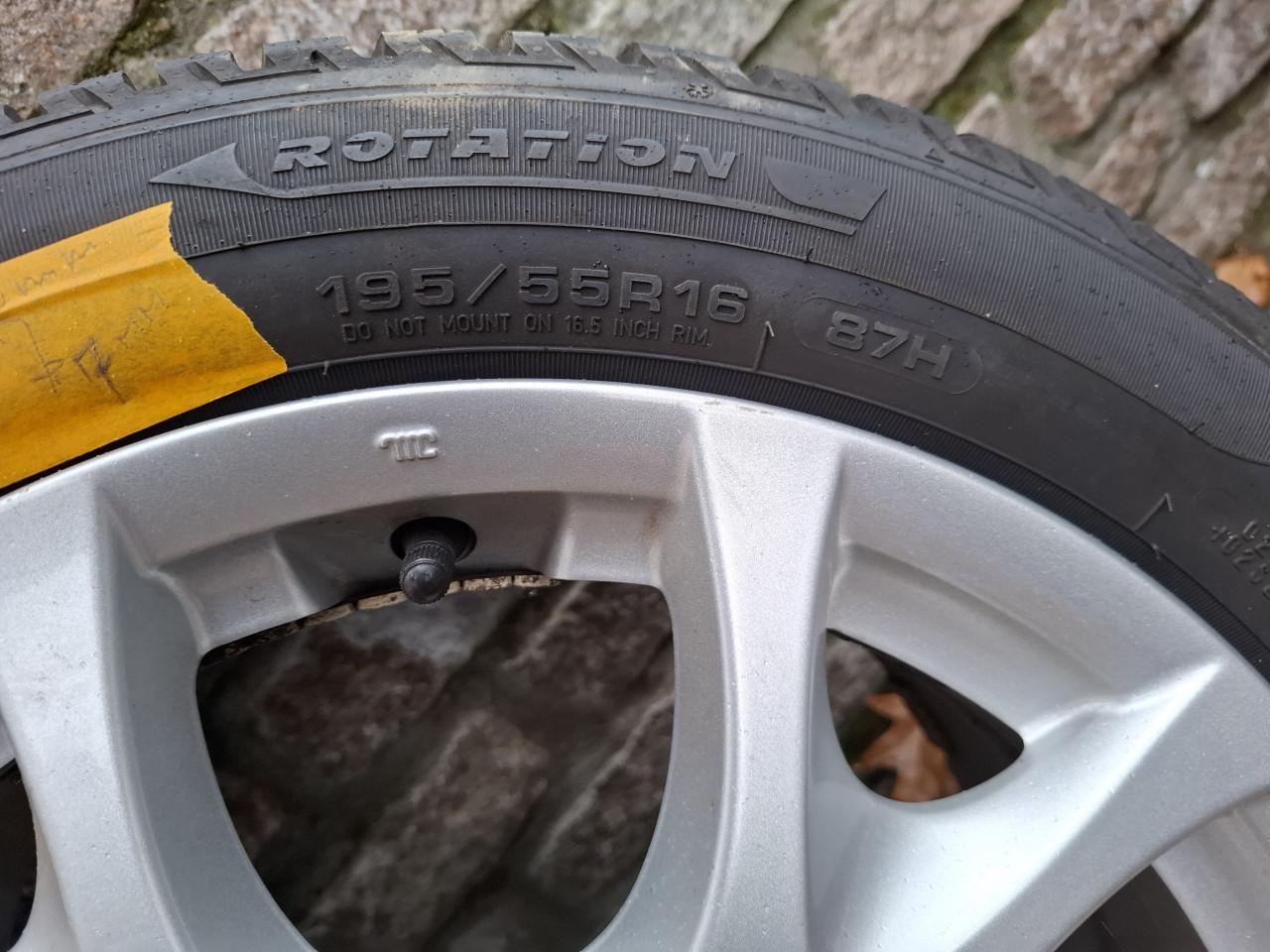 Autobanden met velg
