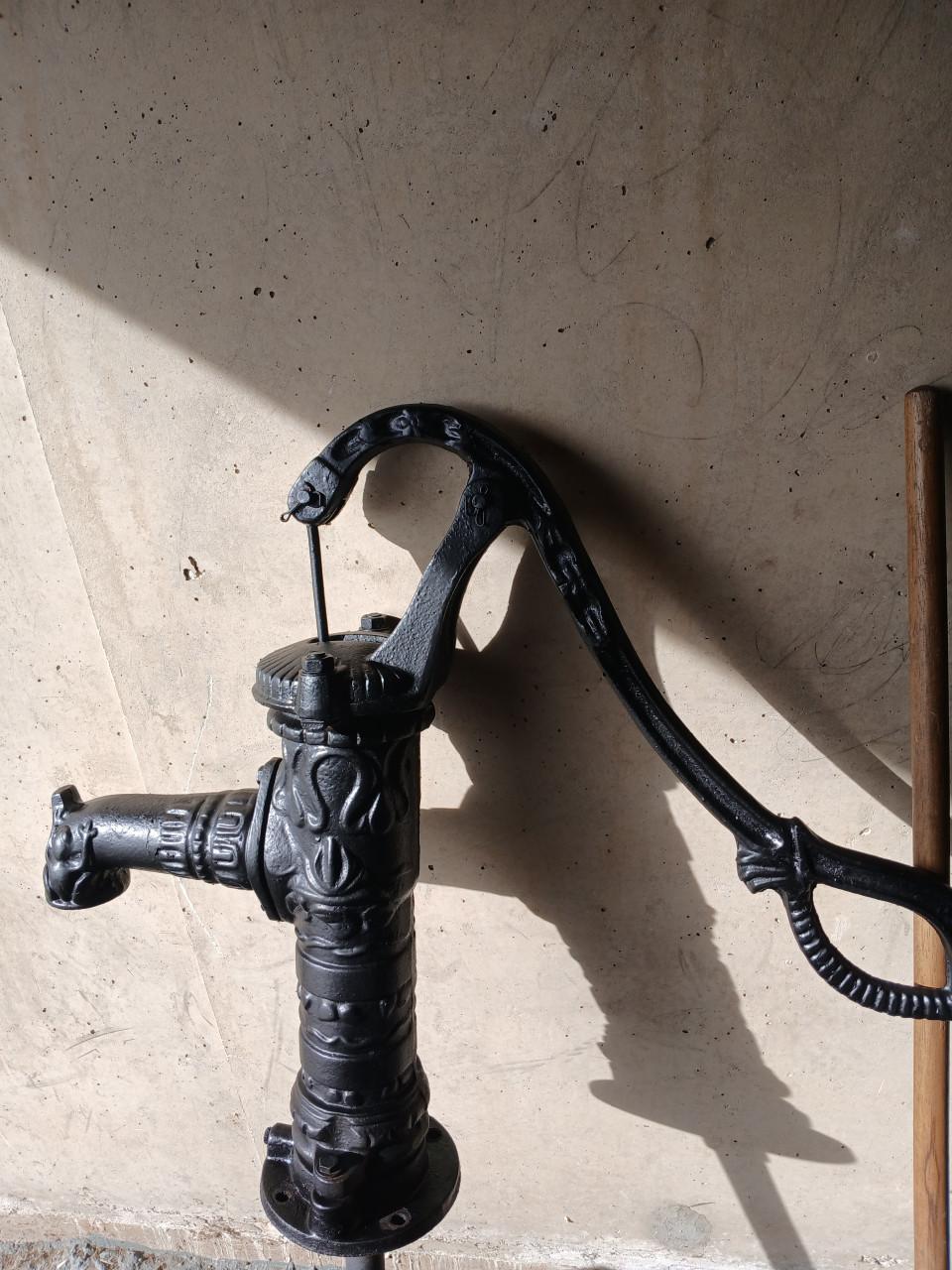 Oude waterpomp