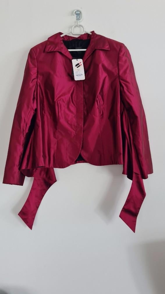 RENA LANGE: Nieuw robijnrood mantelpak maat 44/46 € 2.650,–