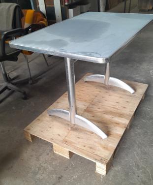 Stevige zware tafel weerbestendigblad en rvs onderstel