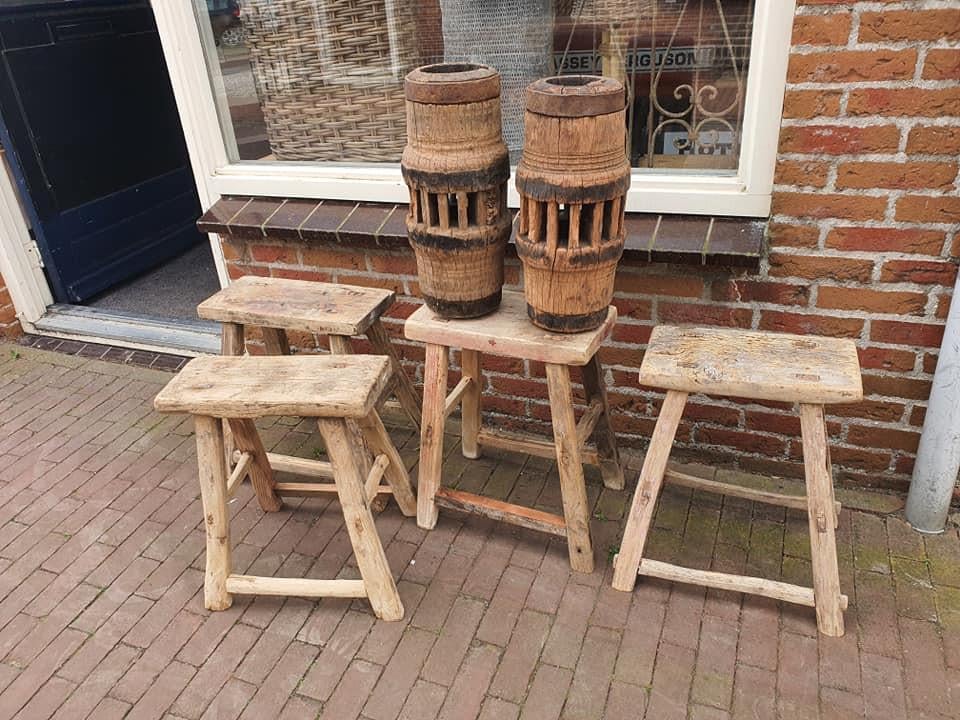 NACHTKASTJES OLD WOOD MAAR OOK ANDERE ITEMS ZOALS TAFELS, STOELEN, KASTEN,