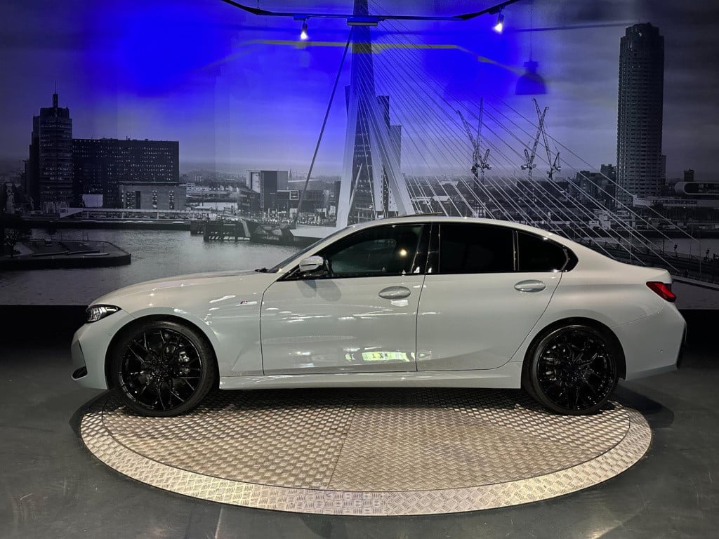 BMW 3-serie 318i m sport edition *schuifdak*shadow line*camera*laser*