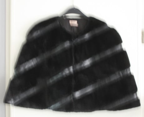 Zwarte cape met leer en nepbont stukjes tu 4