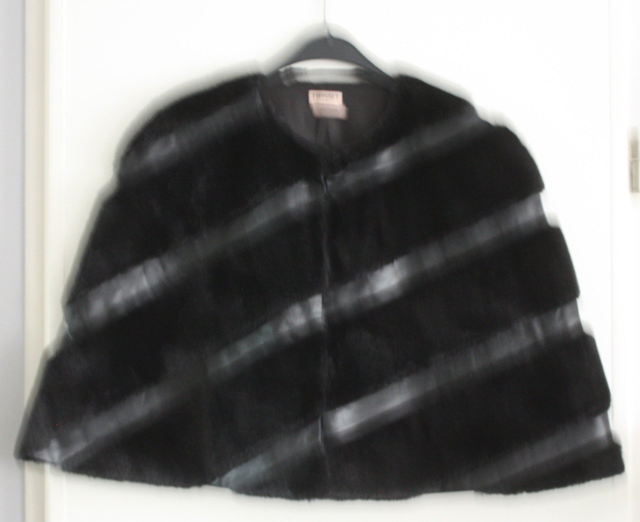 Zwarte cape met leer en nepbont stukjes tu 4