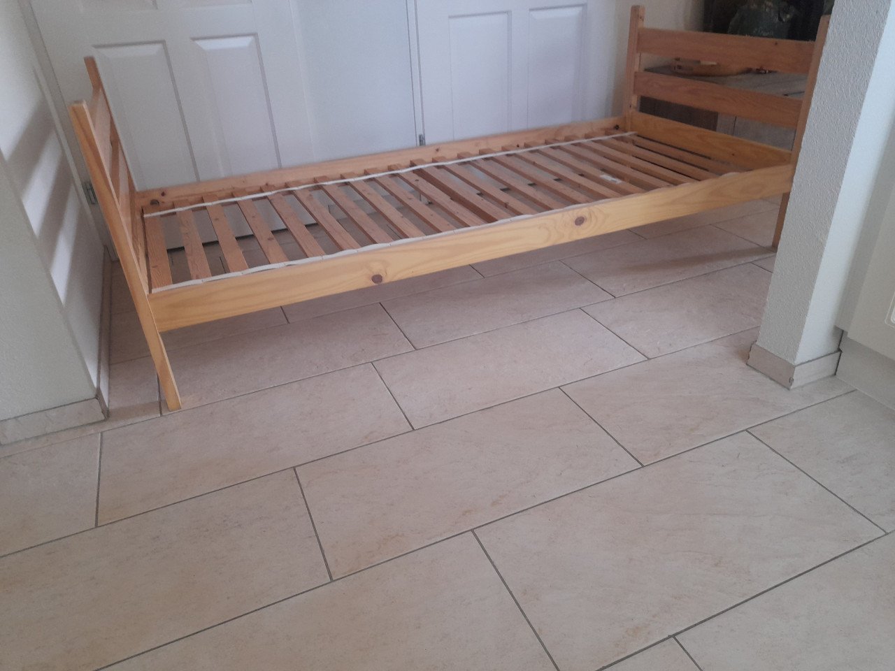 1 persoons bed 90 x 200 ( in goede staat )