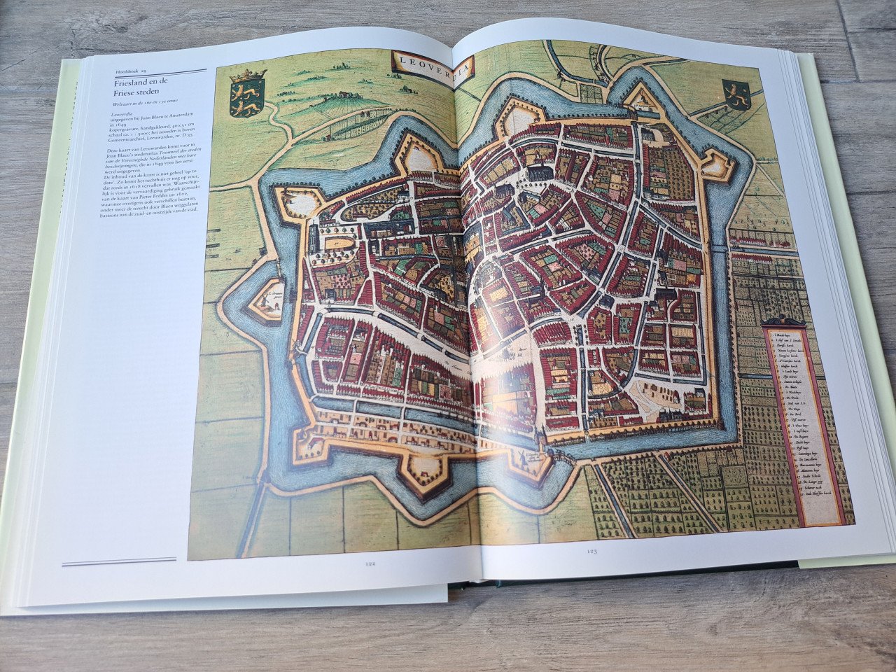 Nederland in kaarten , verandering van stad en land in vier eeuwen cartogra