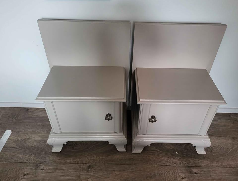Recentelijk opgeknapte set nachtkastjes beige