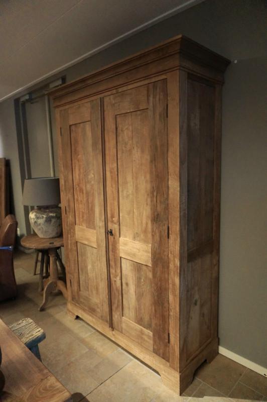 TEAKHOUTEN KAST MET VEEL BERGRUIMTE