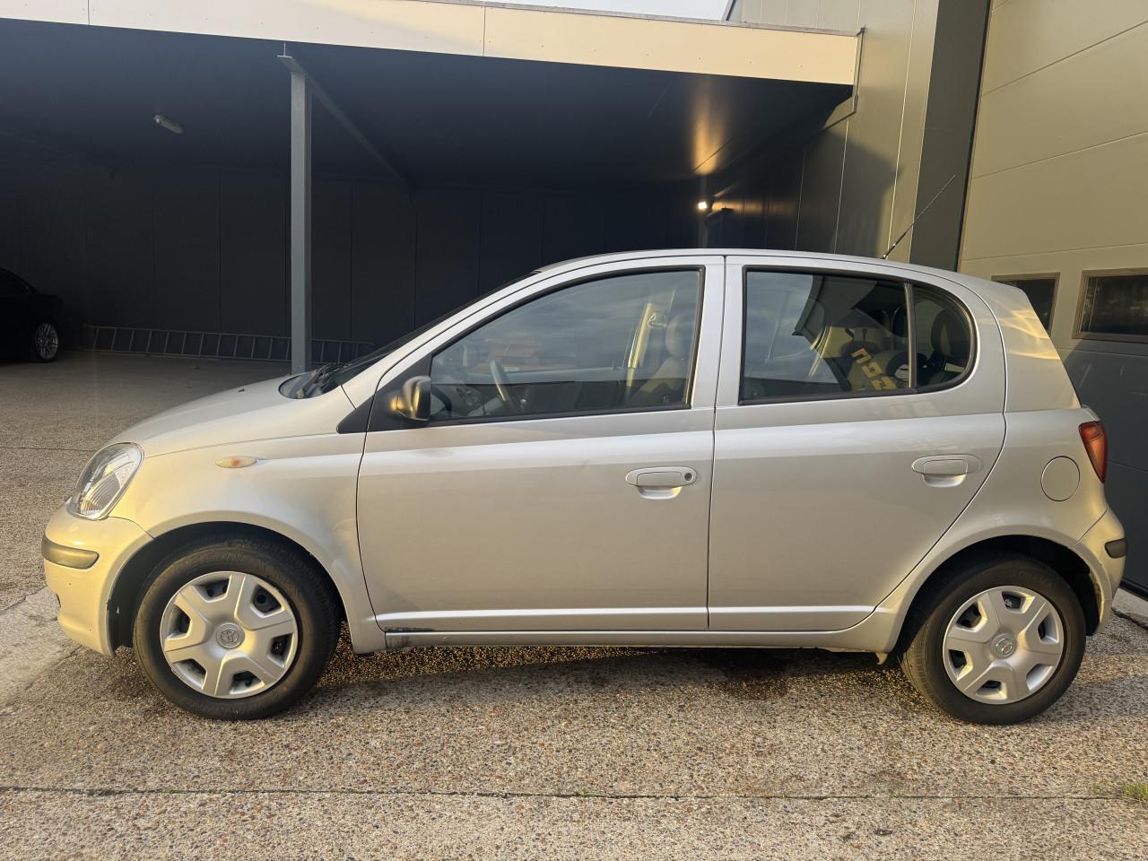 Toyota Yaris 1.3 VVT- i 5DR 2003 Zilver Apk Nap
