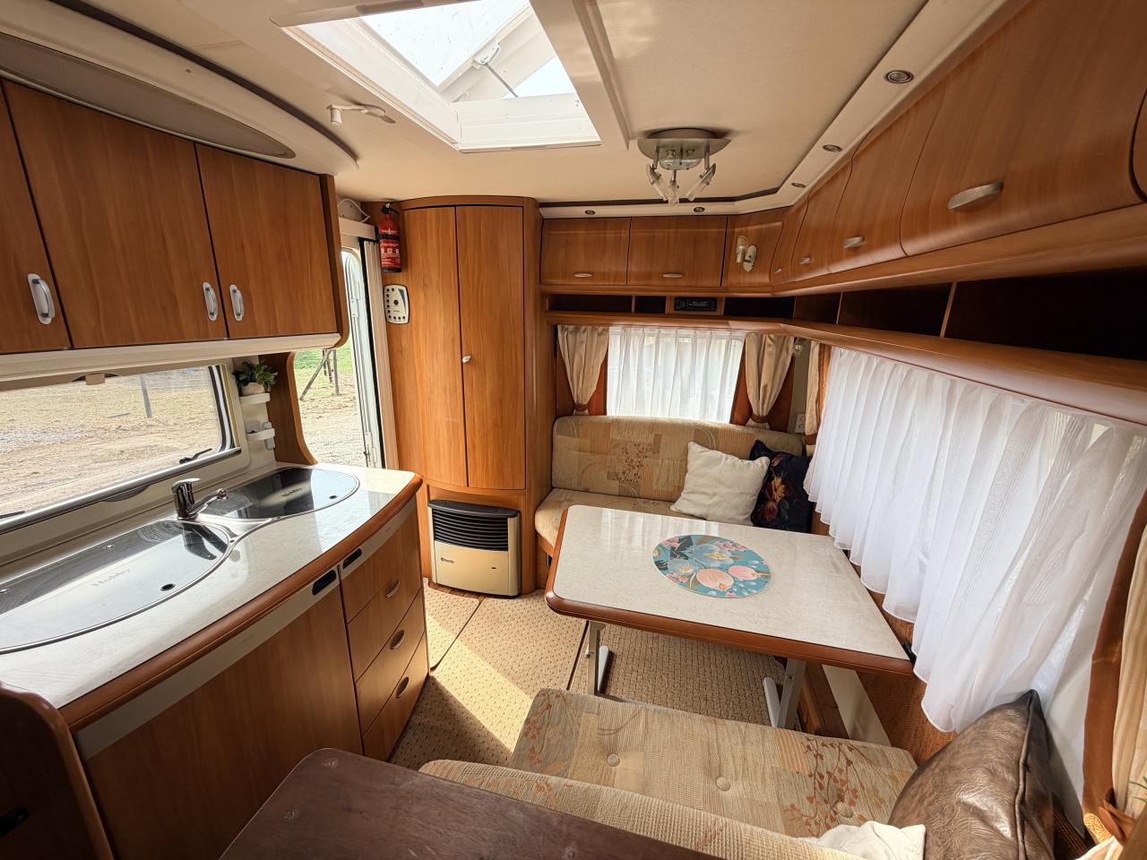 Hobby 410 SFE caravan met voortent en mover (zeer compleet!)