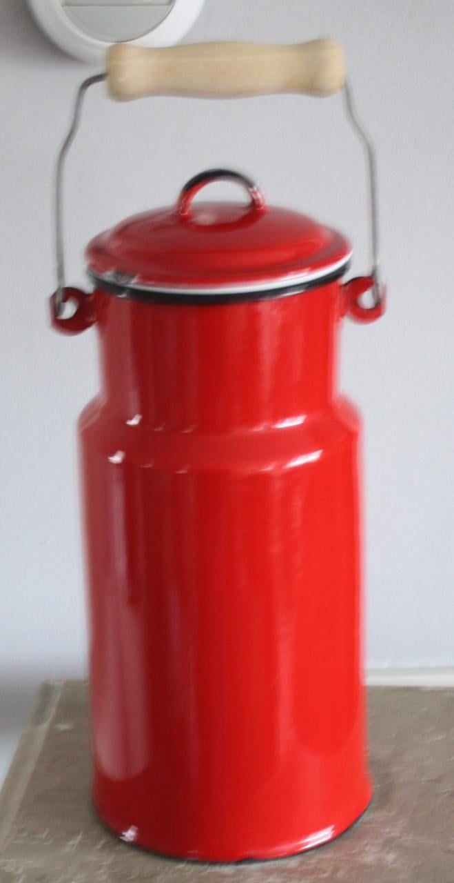 Rode emaille melkbus