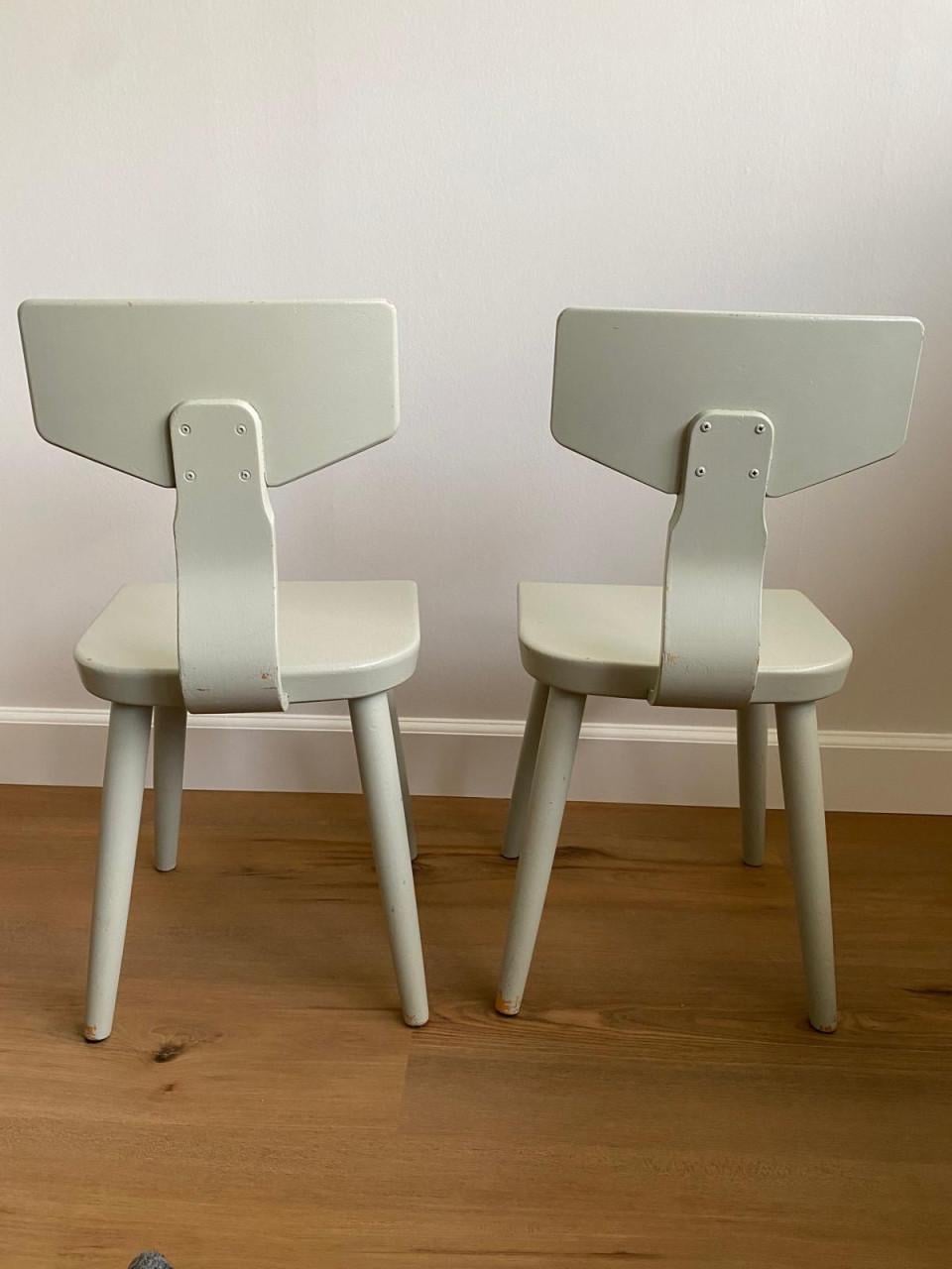 Twee houten kinderstoelen-vergrijsd groen