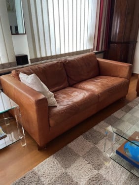 Twee zwaar licht bruin leren 2 1/2 zits bankjes en fauteuil van Molinari