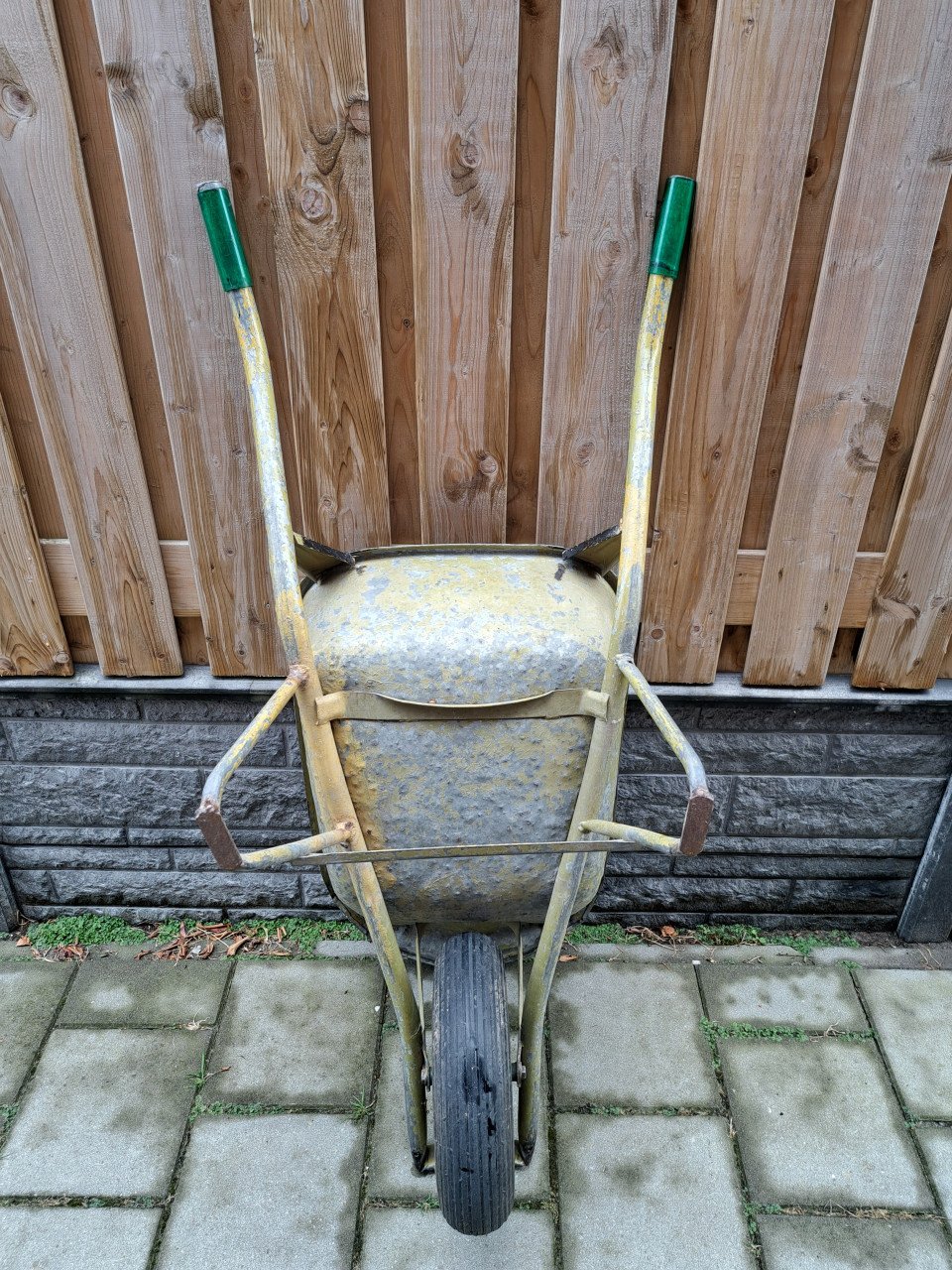 In goede staat zijnde kruiwagen.