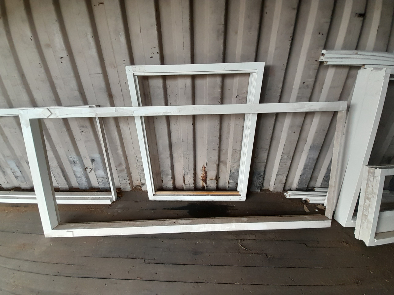 Div . Hardhouten raamkozijnen