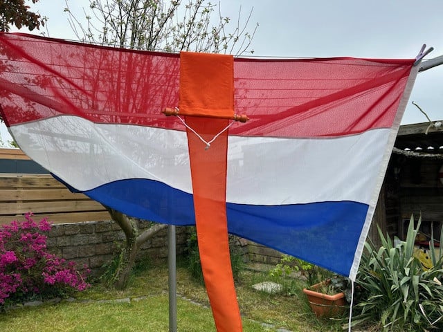 Nederlandse vlag met oranje wimpel.