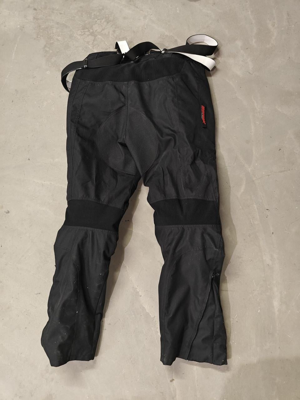 Complete Motoroutfit: Leren Jas, Broek, Handschoenen & Tas