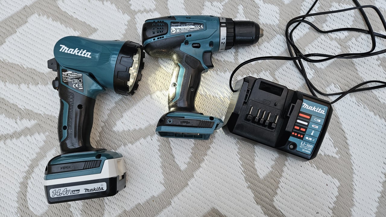 Makita 14.4V set – boormachine + lamp + 2 accu’s + lader