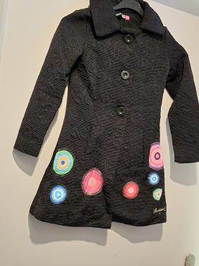 Prachtig meisjesjasje van Desigual. Het is maat 7-8 jaar.