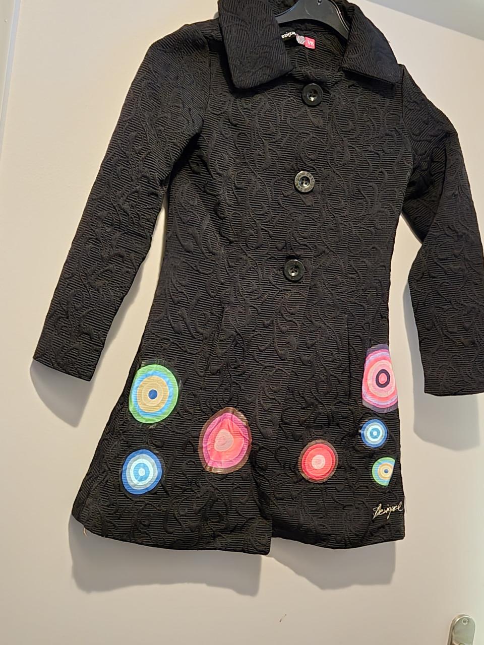 Prachtig meisjesjasje van Desigual. Het is maat 7-8 jaar.