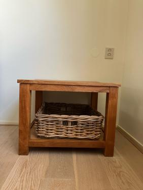 Massief teak houten tafeltje 60x60x45 met mand
