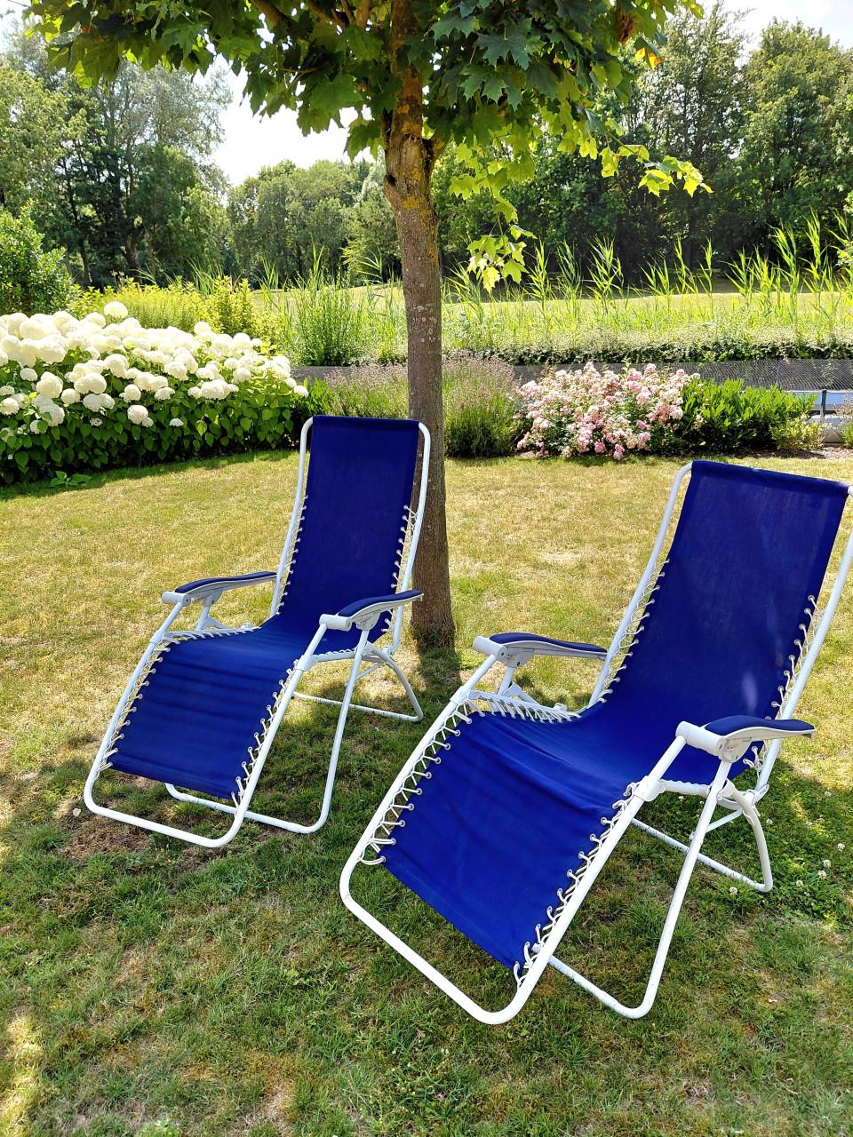 Twee Lafuma tuinstolen, comfortabel liggen en zitten.