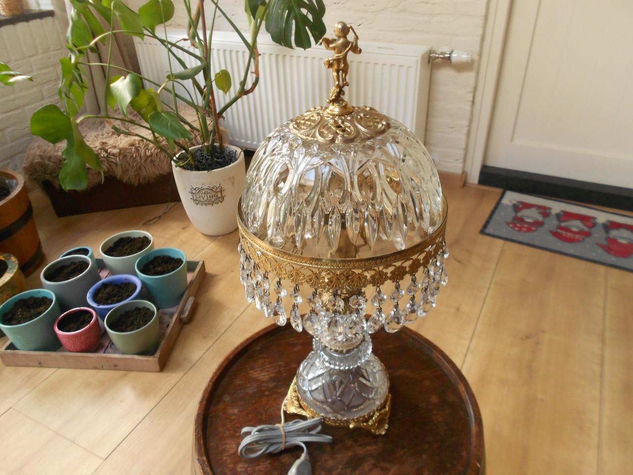 Vintage Franse tafellamp met cherub aan de bovenzijde.