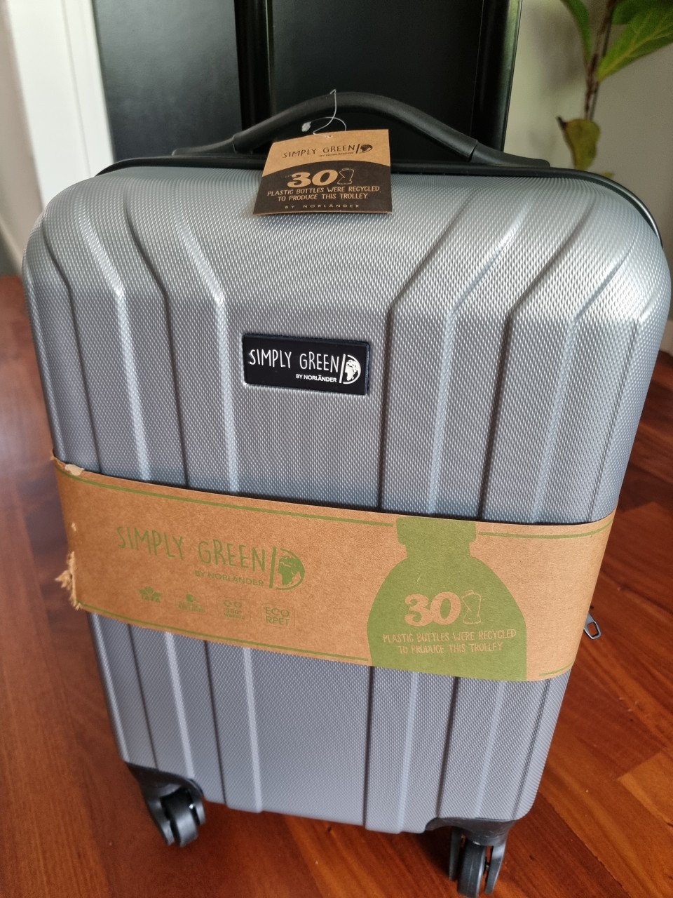 Nieuwe reiskoffer (hand bagage) Zilverkleur met zwart.