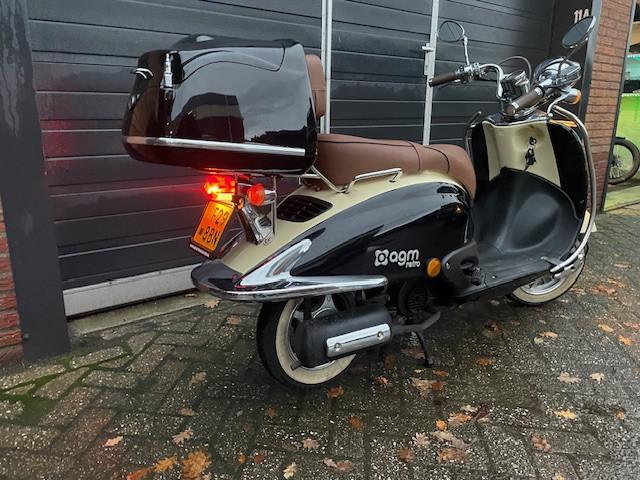 Schitterende retroscooter limited edition weinig km nu 899 euro