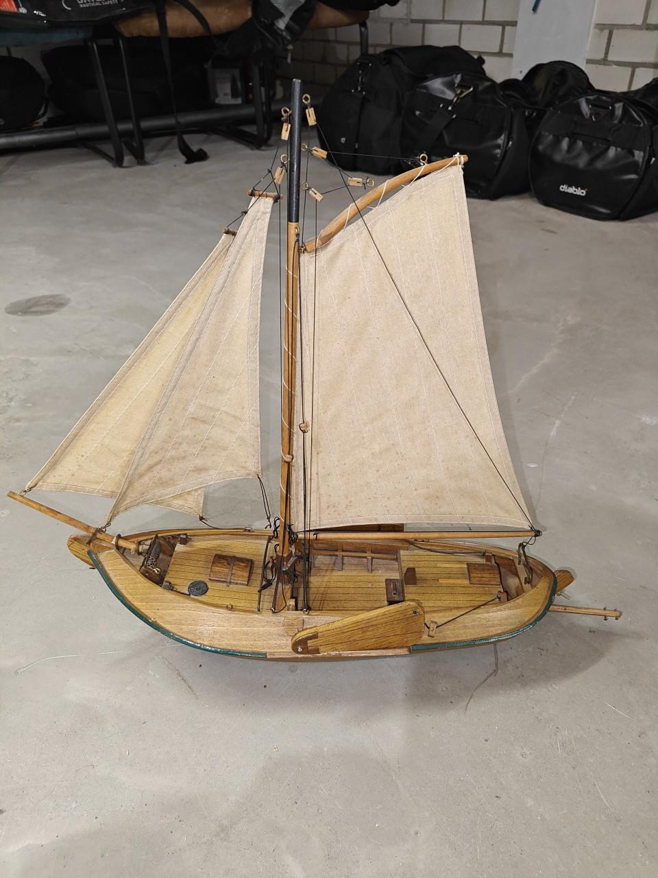 Houten zeilboot model