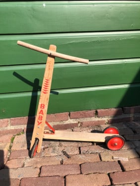 Houten stepje op 3 wielen.