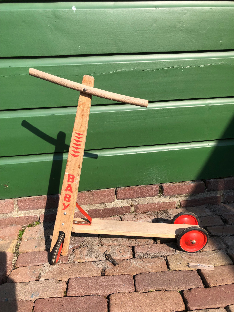 Houten stepje op 3 wielen.