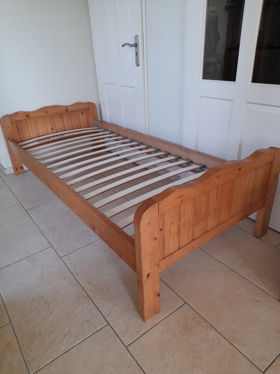 Massief houten 1 Persoons bed 90 x 200 ( in goede staat )
