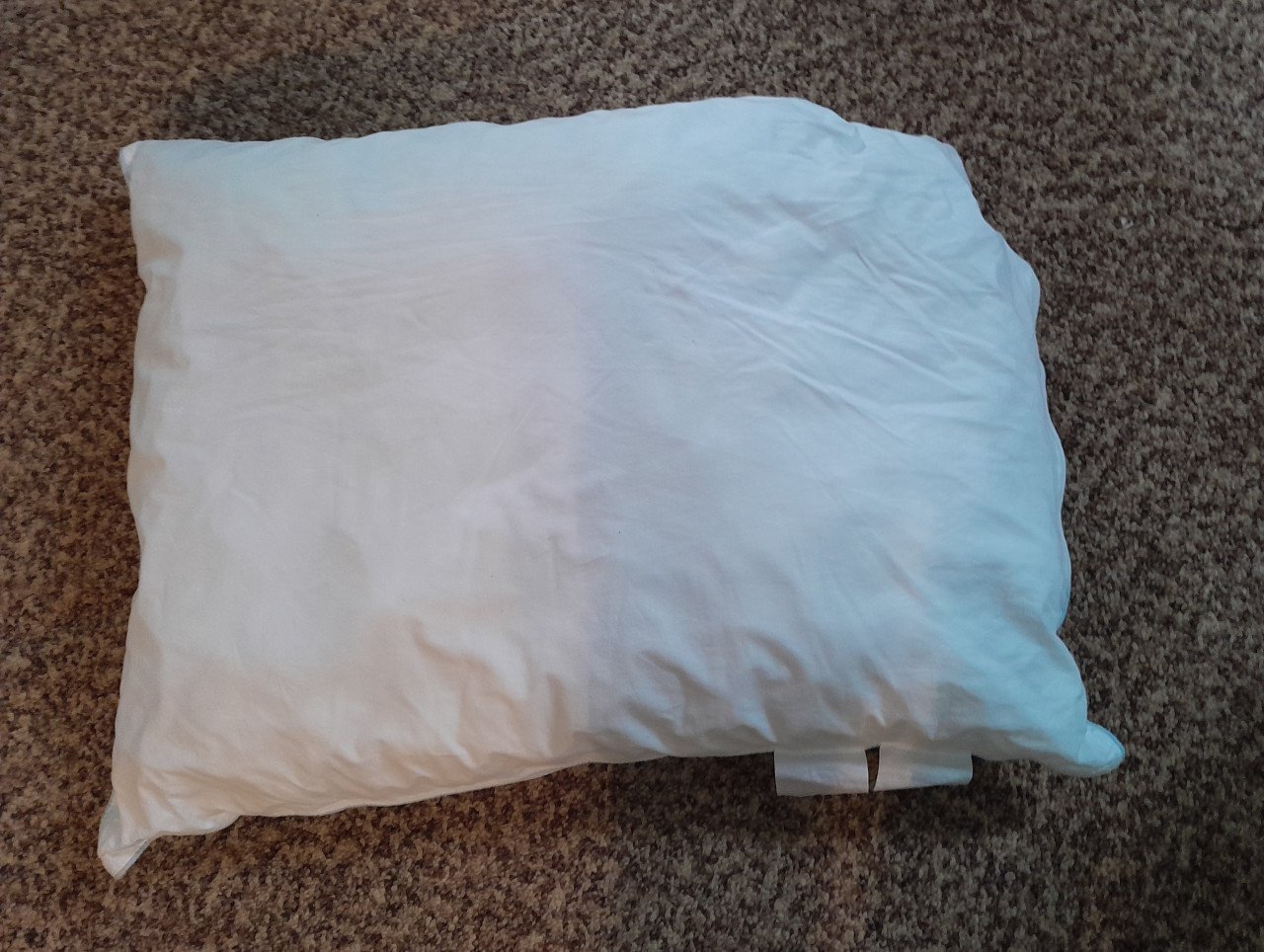 Div polyester dekbedden + hoofdkussens/nekrol v.a €2,00