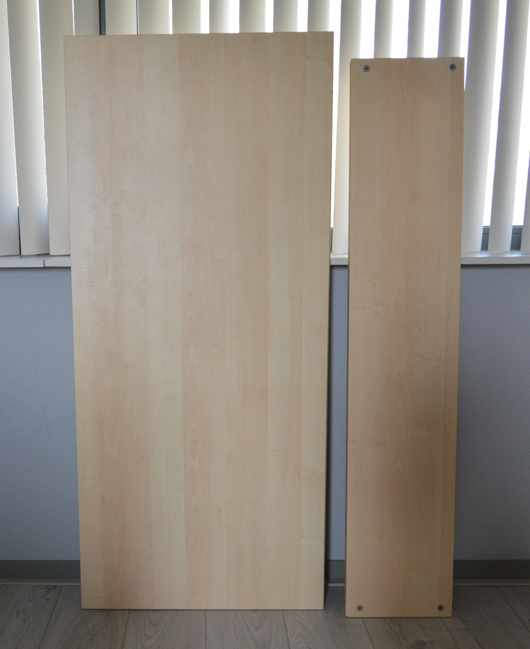 Bureau (ahorn) + Bureaulamp (halogeen) + Boekenplank (ahorn)