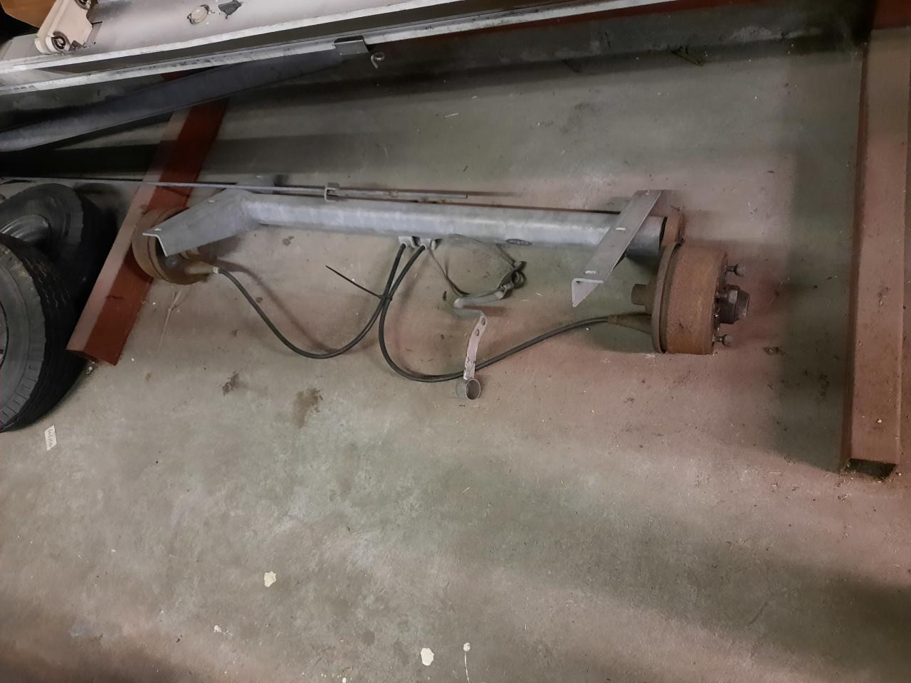 Aanhanger trailer onderstel geremde as met dissel en neuswiel