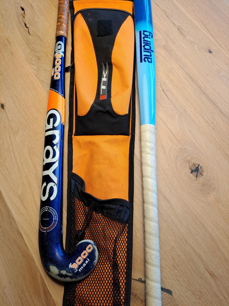 2x hockeystick in tas Grays en Auping
