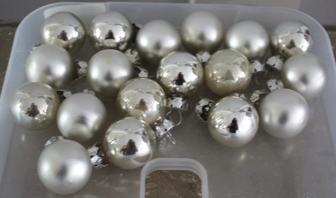 Set van 17 glazen kerstballetjes  zilverkleur
