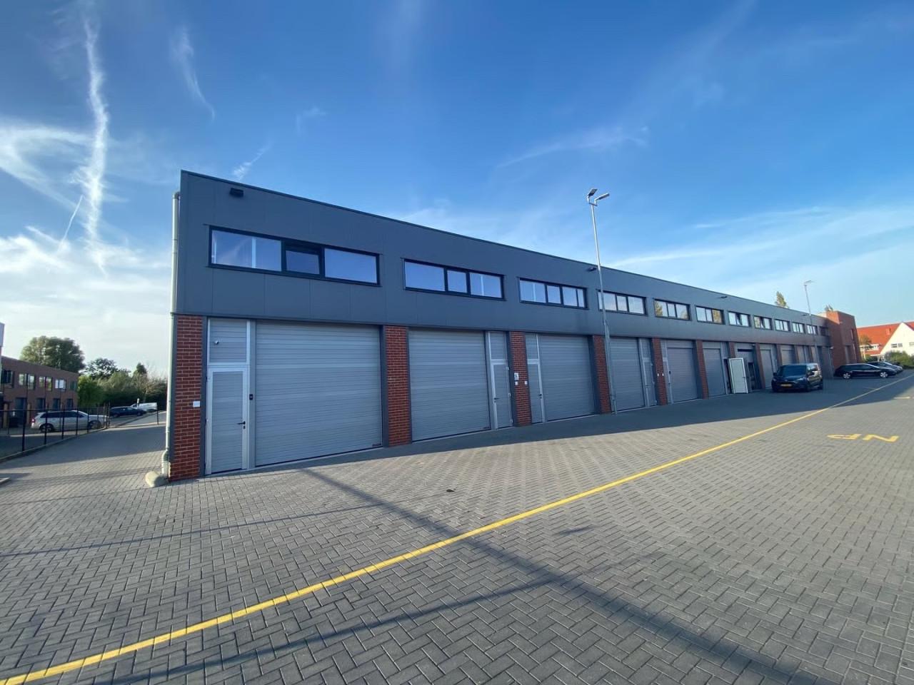 Mooie ruime bedrijfsunot te huur.