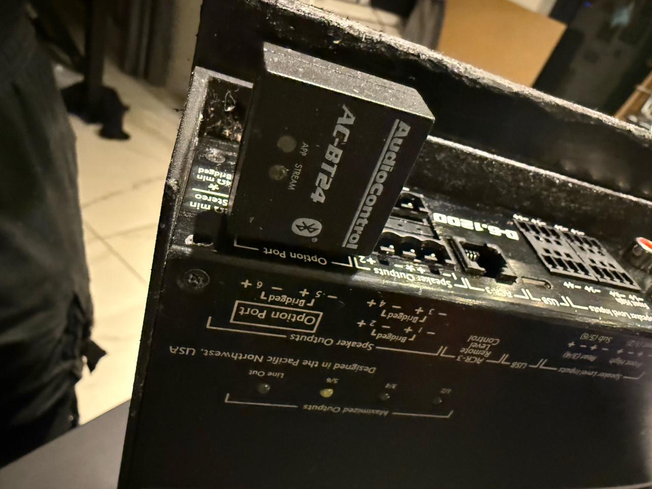 Hoogwaardige versterker en speakers voor auto (show waardig)