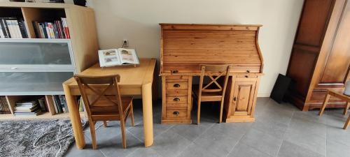 Warm-gelakte grenenhouten secretaire