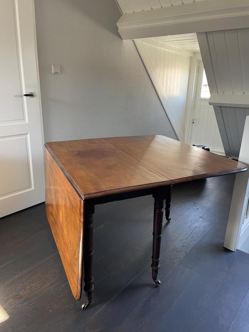 Eettafel mahoniehout
