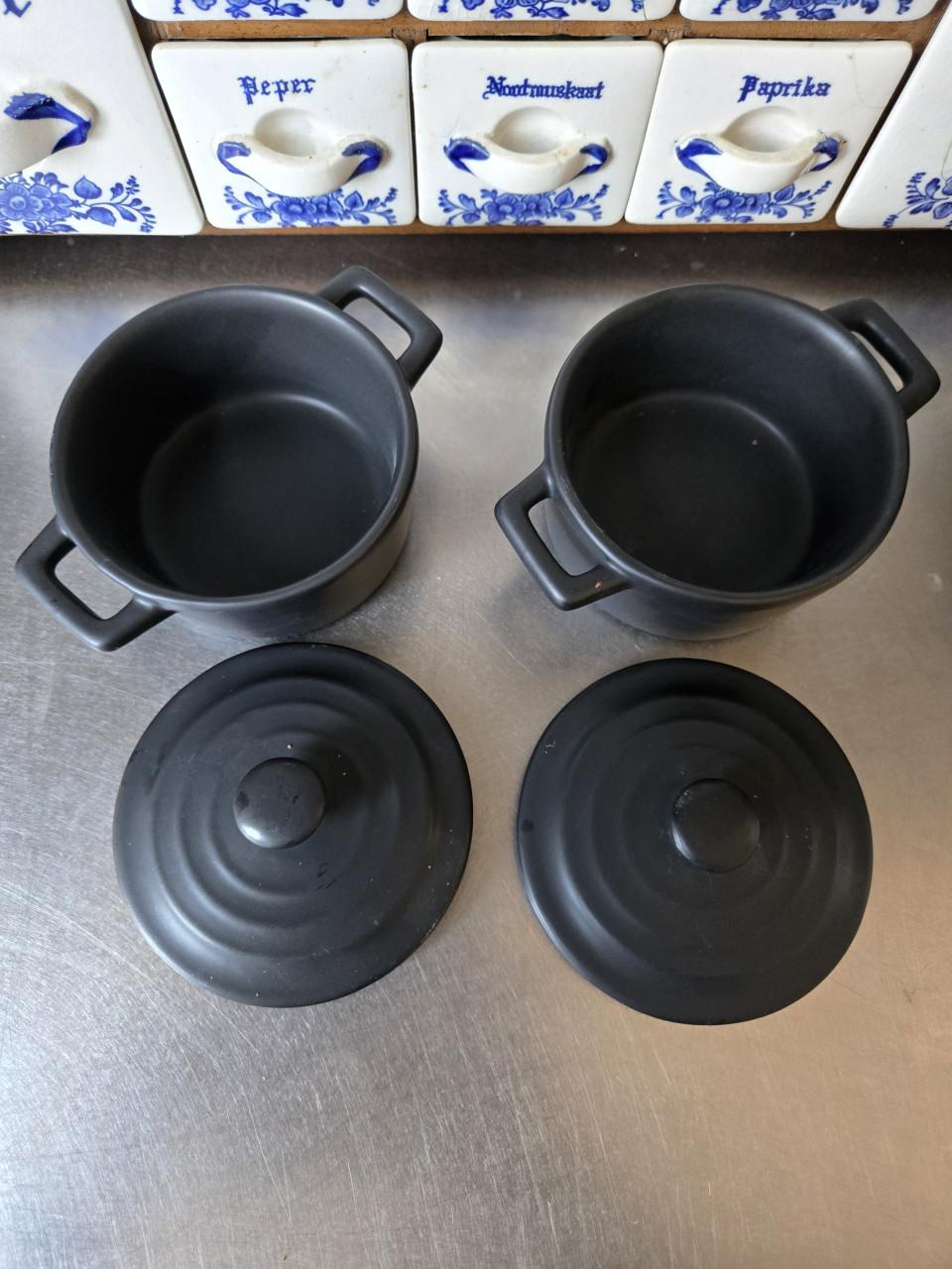 Zwarte porseleinen ovenschaaltjes (2) met deksel 150 ml Ø 9cm x H 4.5 cm